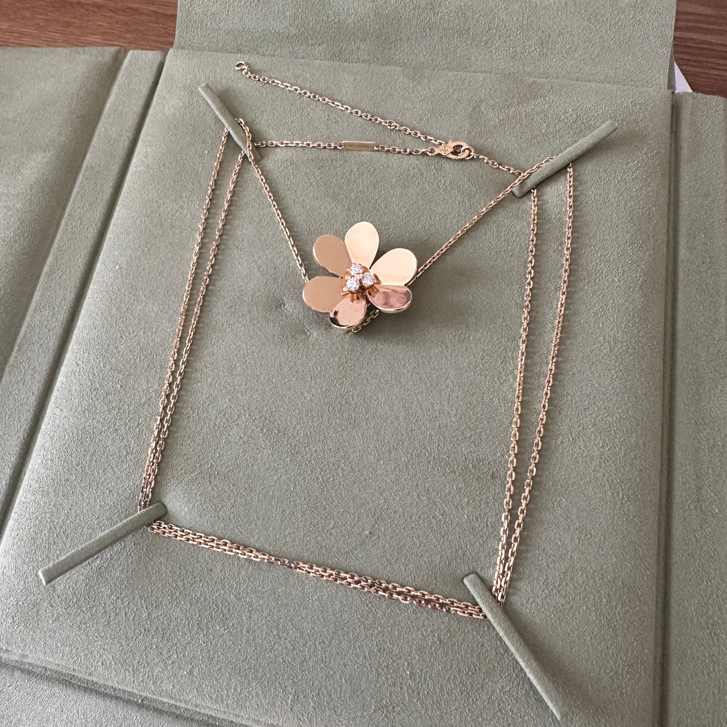 Frivole Clip Pendant Necklace